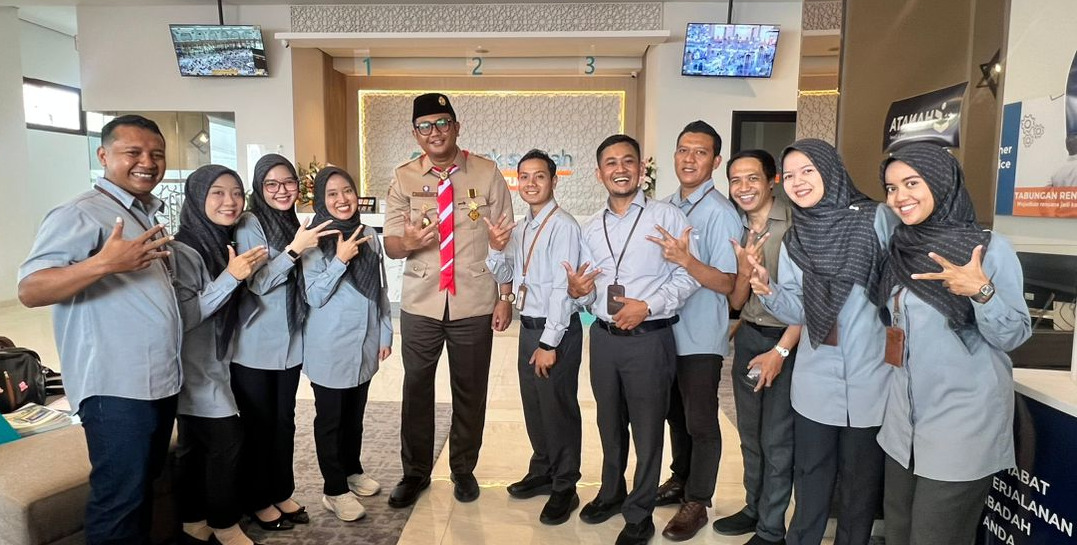 Foto: Bupati Klaten Hamenang Wajar Ismoyo (tengah) bersama para karyawan BPR Syariah Almabrur Klaten.